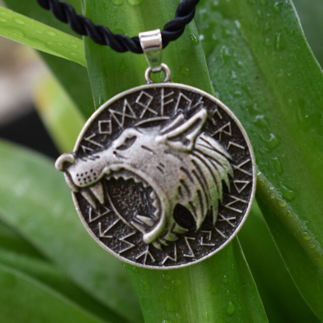 2021 New 1pcs viking rune wolf necklace